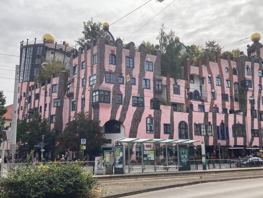 建物の間の道路
低い精度で自動的に生成された説明