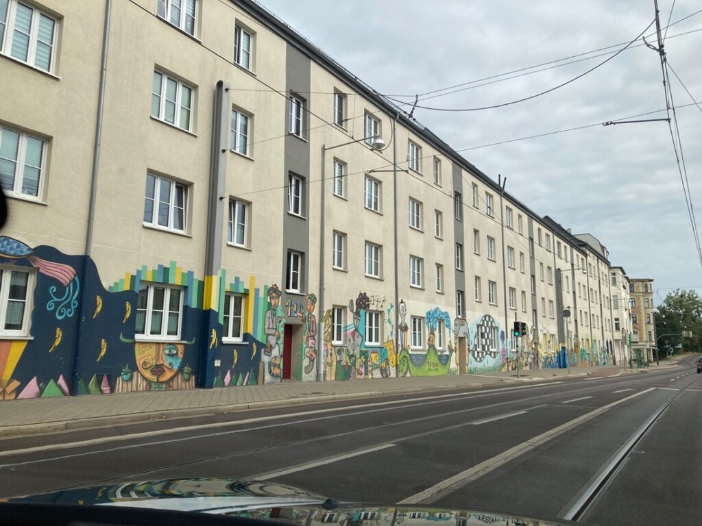 建物の間の道路
自動的に生成された説明