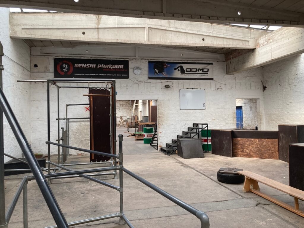 屋内, 建物, 天井, 椅子 が含まれている画像
自動的に生成された説明