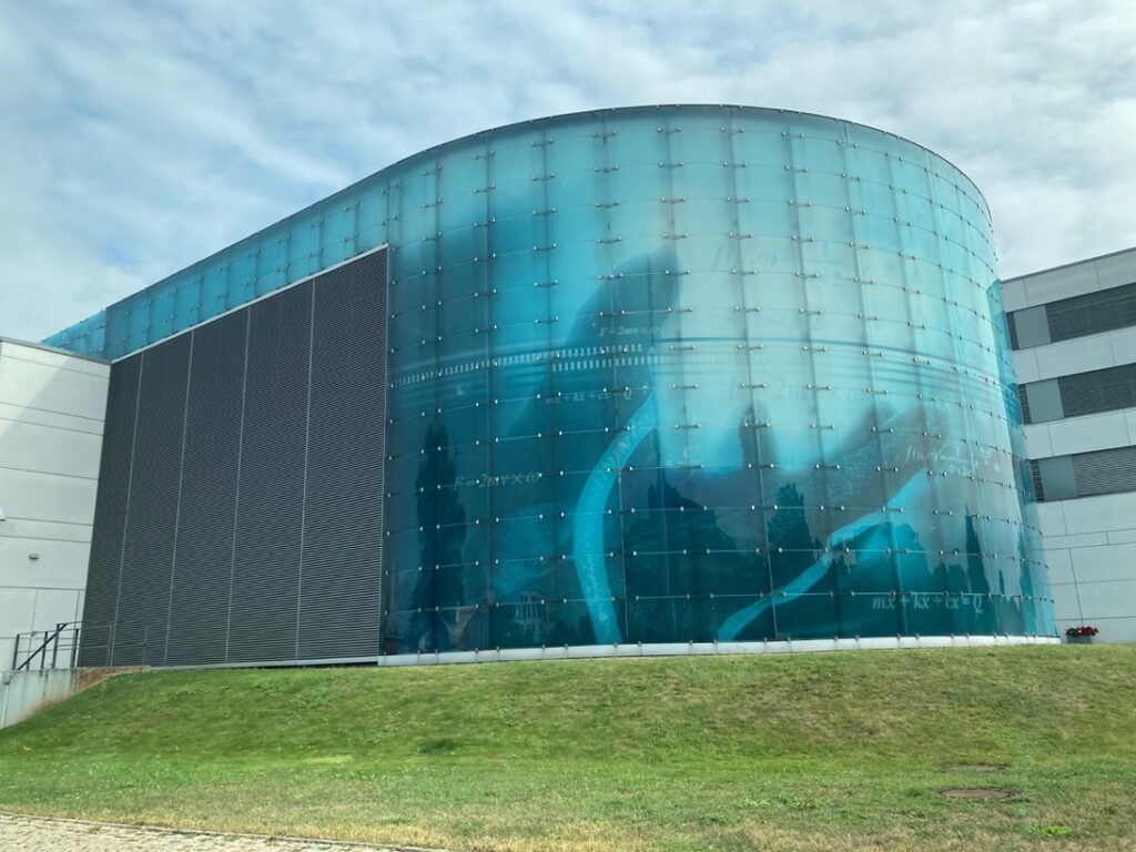 草の上に立っている建物
低い精度で自動的に生成された説明