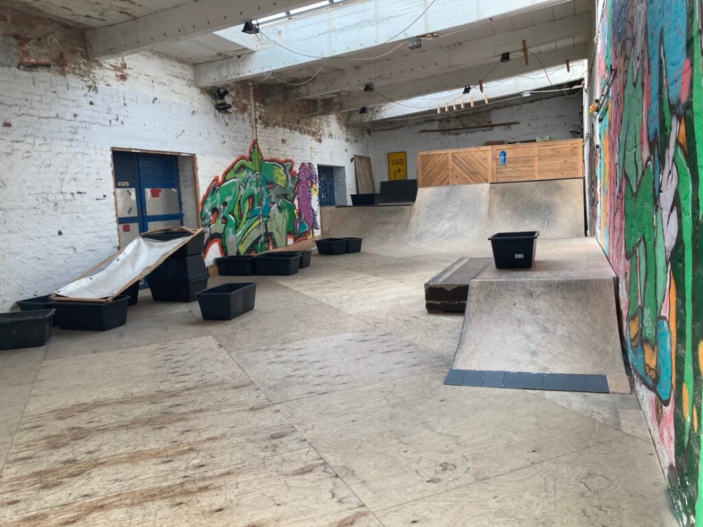 屋外, 建物, フロント, 家 が含まれている画像
自動的に生成された説明